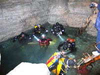 Погружение в холодные воды Ординской пещеры